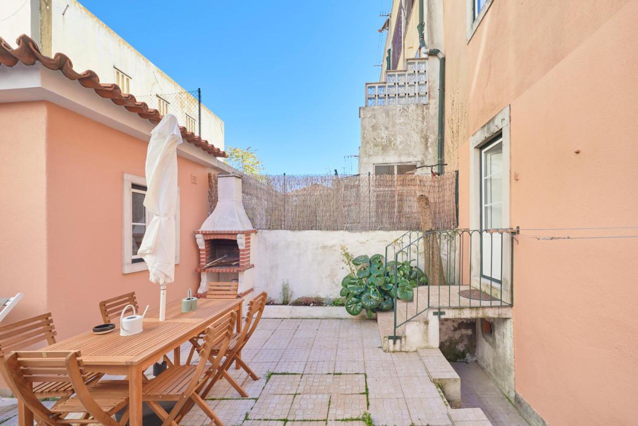 Amazing Terrace And Riverview In Historical Lisbon Exterior photo